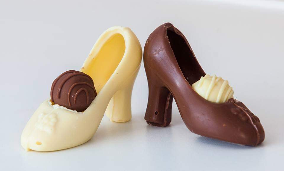 Chocolatier pumps out chocolate shoes for Valentine's Day - complete with  red soles and candy-filled heels | Daily Mail Online